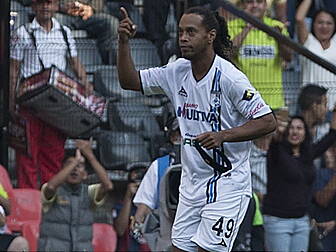 Ronaldinho poses for incredibl...